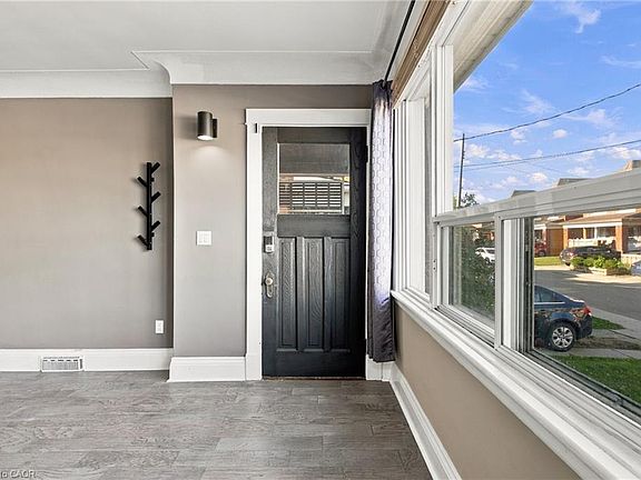 5th image of 154 Prospect St N