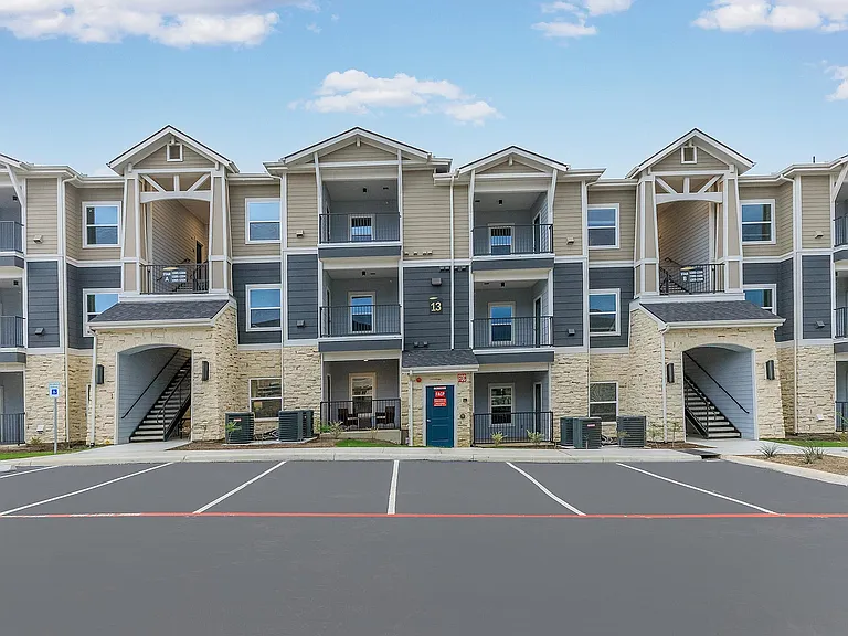 Vantage at McKinney Falls Exterior