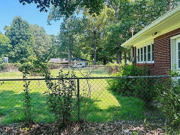 2nd image of 208 Oakdale Rd