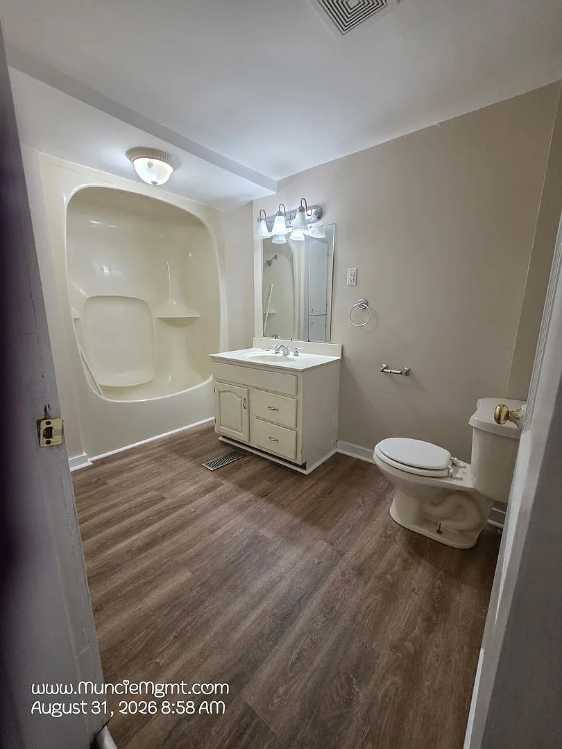 5 bedroom, 2 bath house - Available for the 2026/2027 lease term! — Photo 2