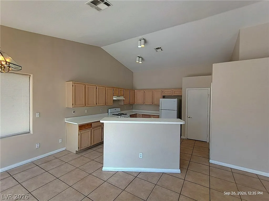 3 bed, 2.0 bath, 1435 sqft, $1,875 — Photo 4