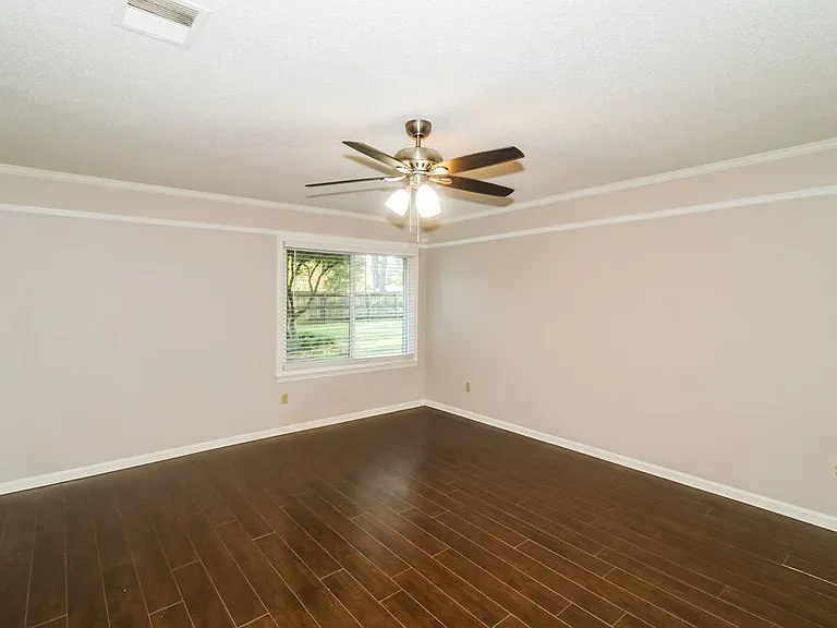 2209 Burlingate Dr — Photo 9