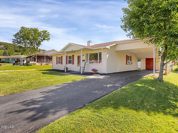3rd image of 1506 E Hills Cres