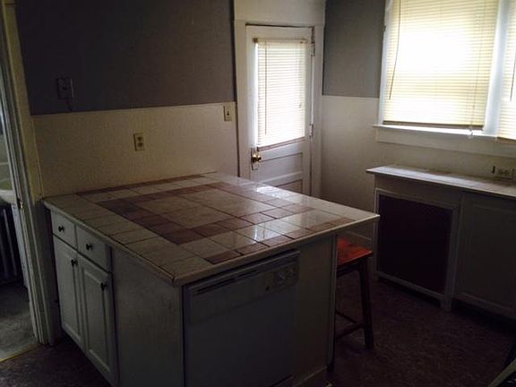 4th image of 648 Mercer Ave
