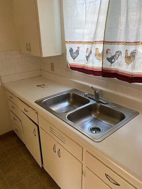 Studio, $995 — Photo 3