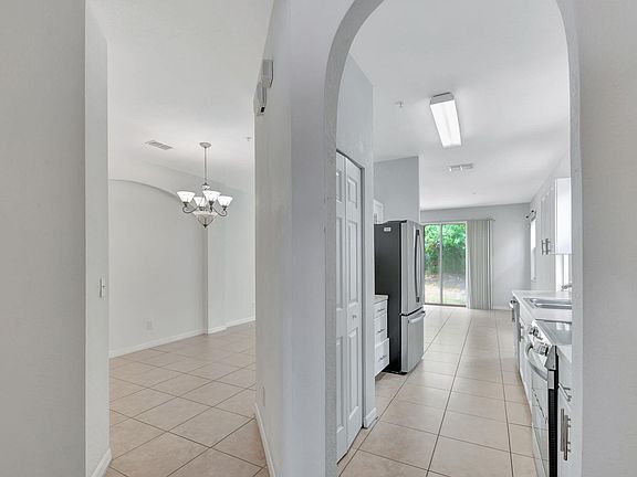 3rd image of 905 Pipers Cay Drive