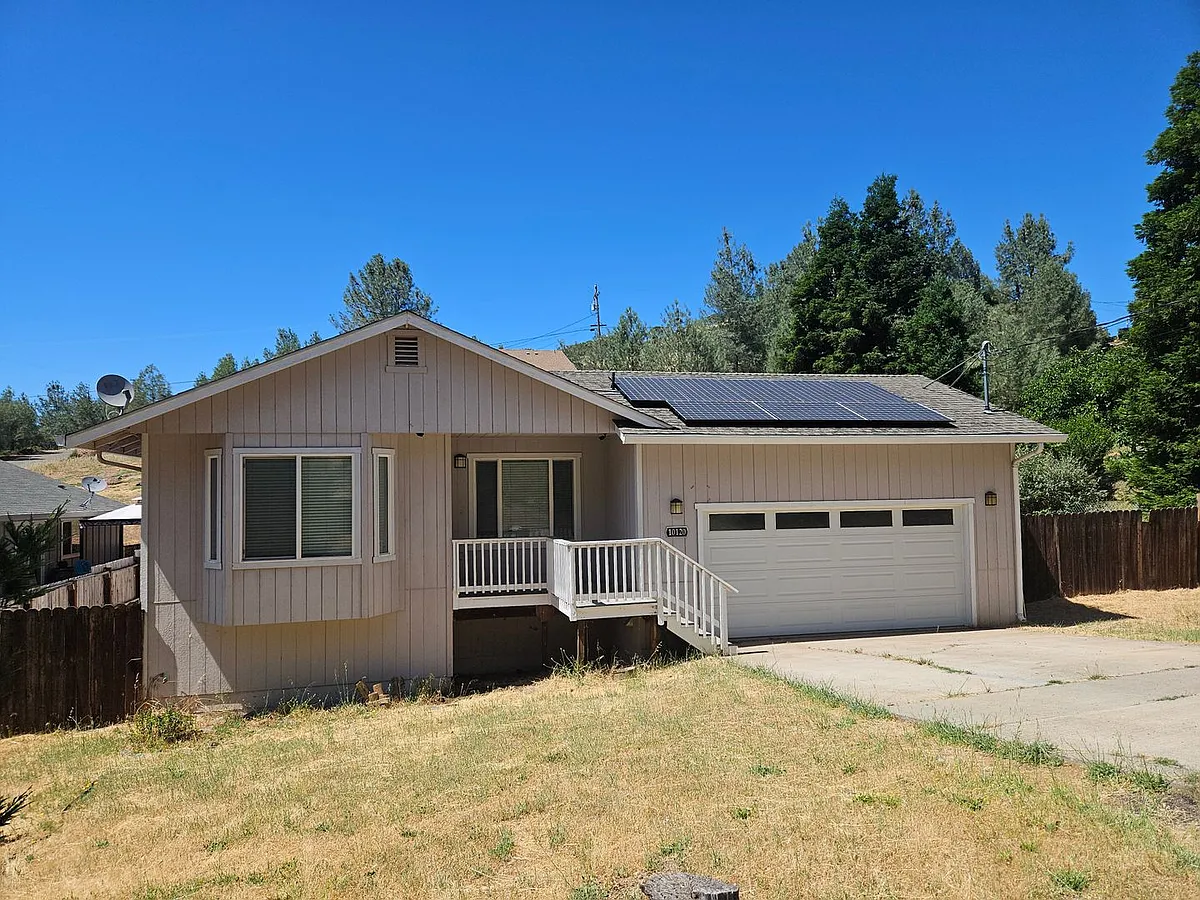 Photo 1 of 12 - 10120 Point Lakeview Rd - Kelseyville, CA Primary Photo - 10120 Point Lakeview Rd