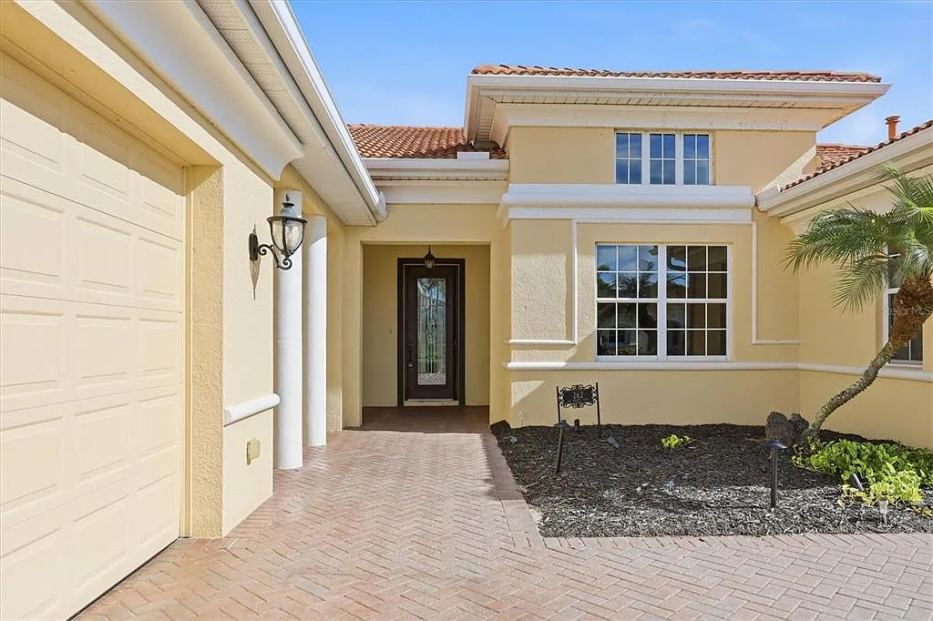 3 bed, 2.5 bath, 2206 sqft, $3,950 — Photo 3