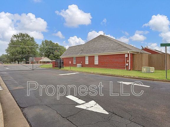 2nd image of 840 Barrington Woods Cv