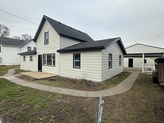 2nd image of 621 SE 9th St