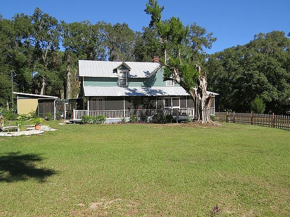 Fenced S side yard 