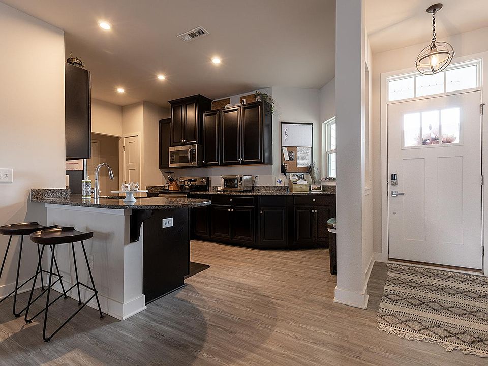 Full kitchen. Lots of cabinets for storage. Laminate flooring !