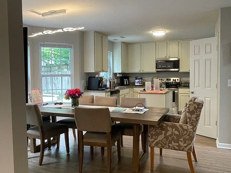 605 Holly Thorn Trce — Photo 12