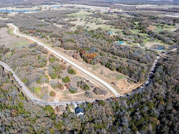 2nd image of 2 Shady Oak Ln