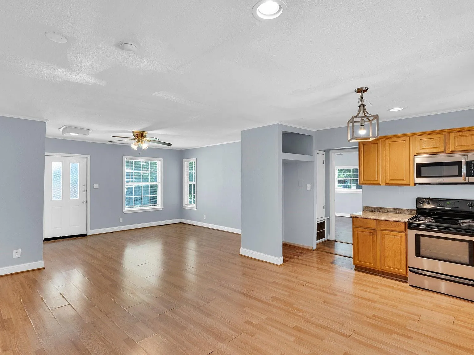 4 bed, 1608 sqft, $2,100 — Photo 3