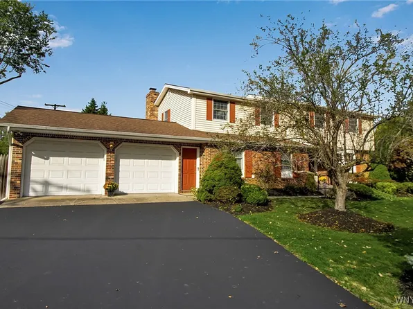 5240 Willowbrook Dr, Clarence, NY 14031