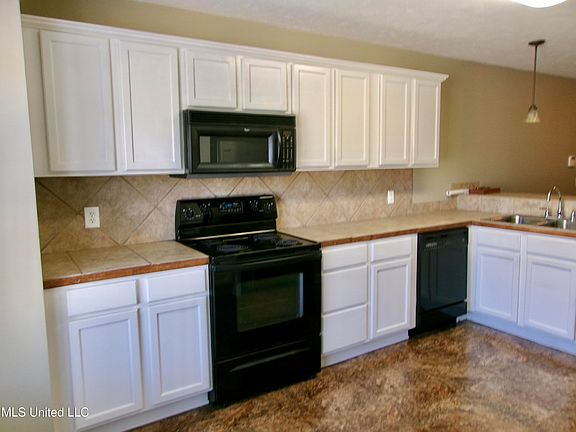 2nd image of 106 Basswood Cirle Cir