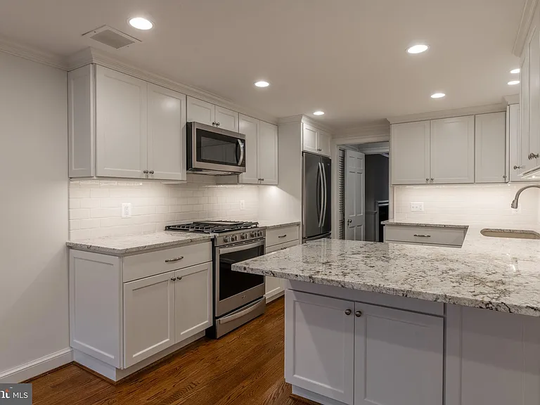 511 Wilkes St — Photo 11