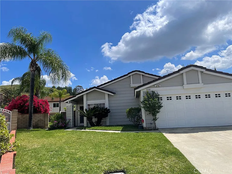 620 Sky Ct — Photo 1