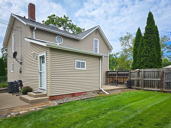3rd image of 1135 Court St