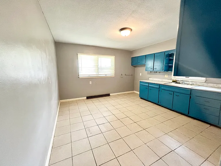 2400 Burwell Ave — Photo 4