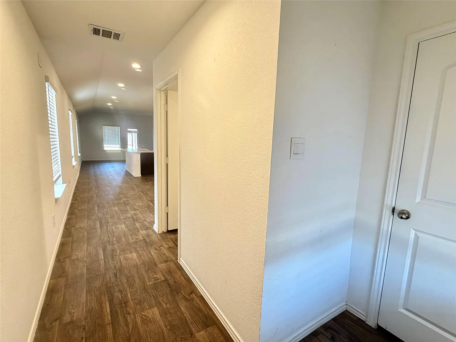 3 bed, 2.0 bath, 1451 sqft, $1,600 — Photo 2