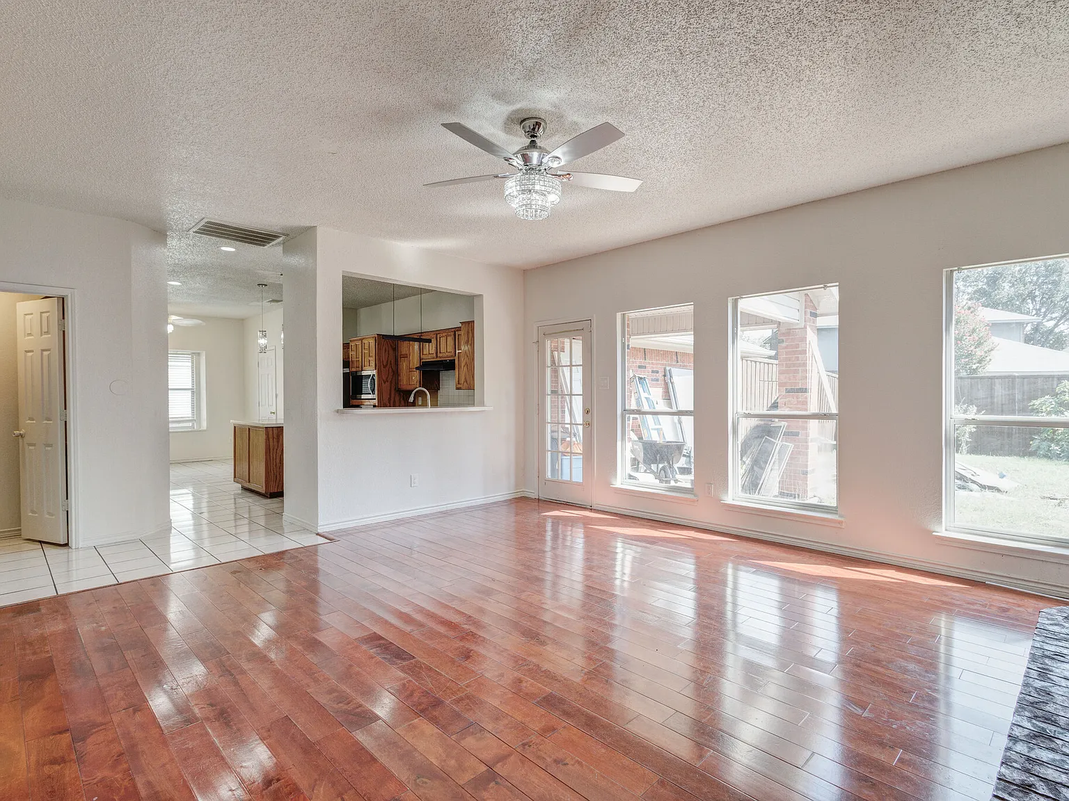 4 bed, 2.5 bath, 2700 sqft, $2,400 — Photo 4