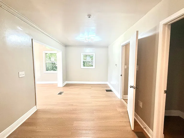 967 Lake Dr — Photo 4