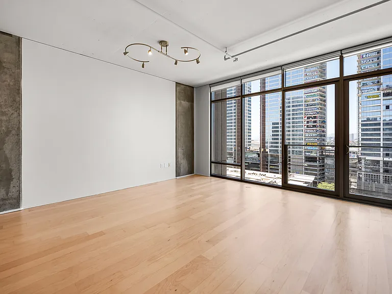 1100 S Hope St #1410 — Photo 25