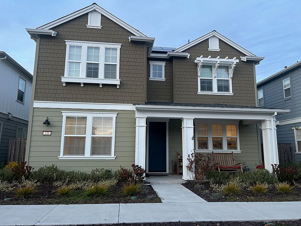 Front of home on cul-de-sac