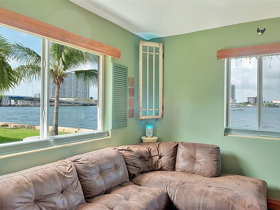 4th image of 2170 Bay Dr #3-22