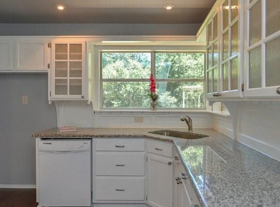 5th image of 1119 W Lovers Ln