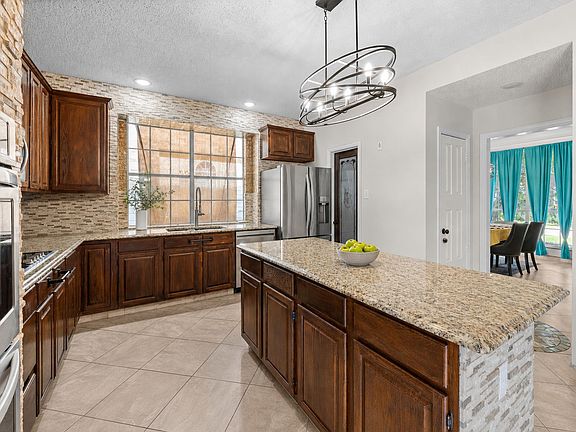 3rd image of 2504 Hackberry Pl