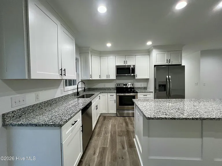 157 Edinburgh Dr — Photo 3