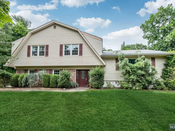 642 Debchar Ct, River Vale, NJ 07675