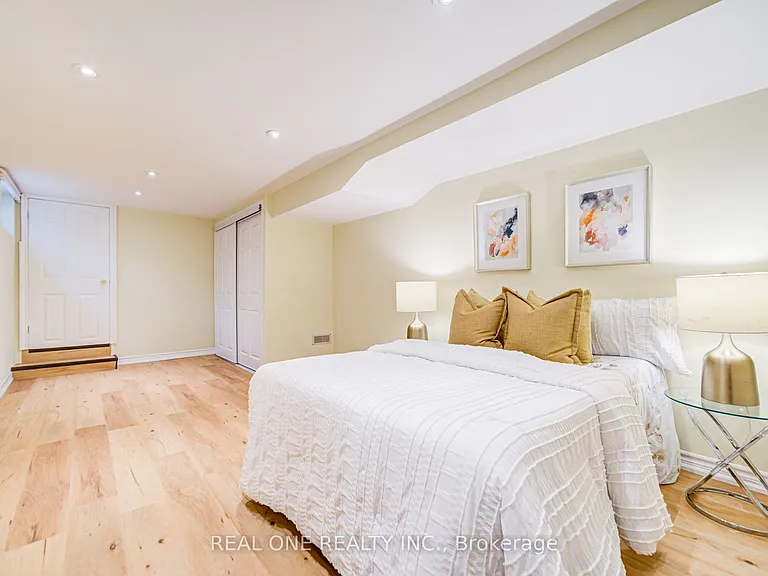 4052 Saint James Ave — Photo 41