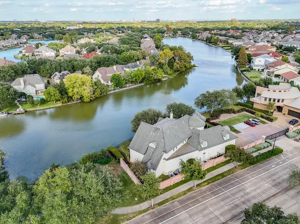 15710 Creek Bend Dr, Sugar Land, TX 77478