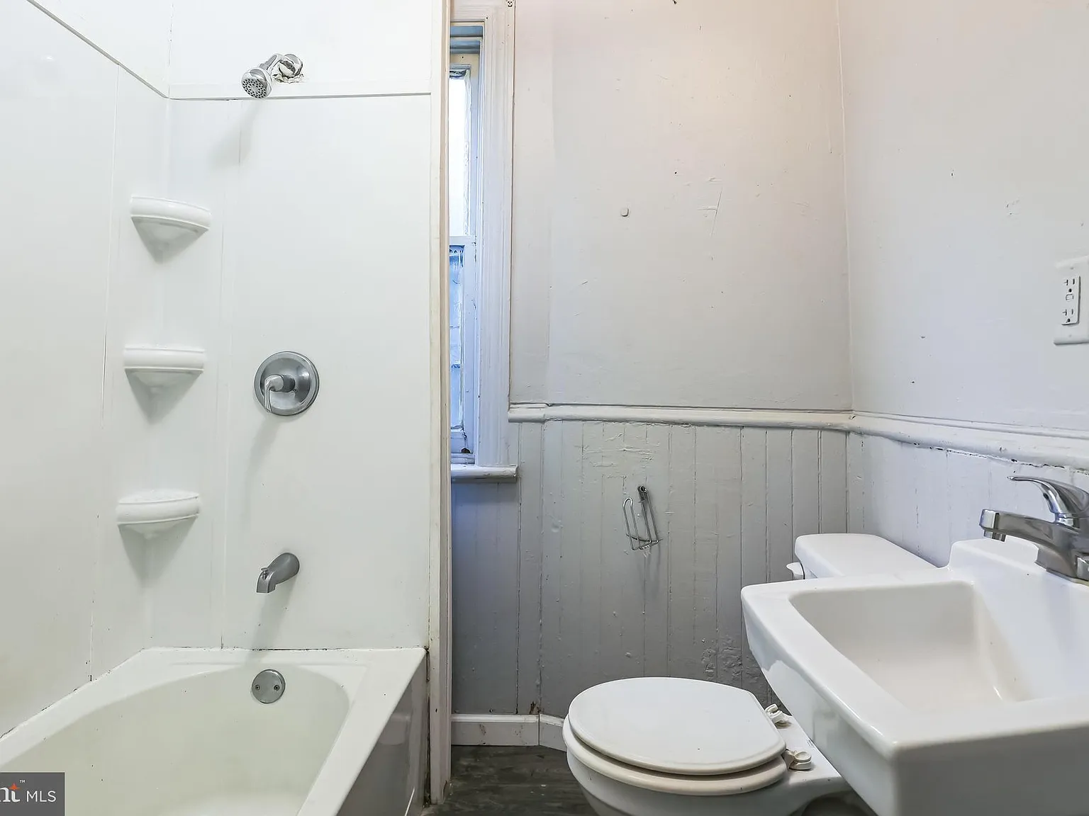 3 bed, 1.0 bath, 968 sqft, $1,240 — Photo 2