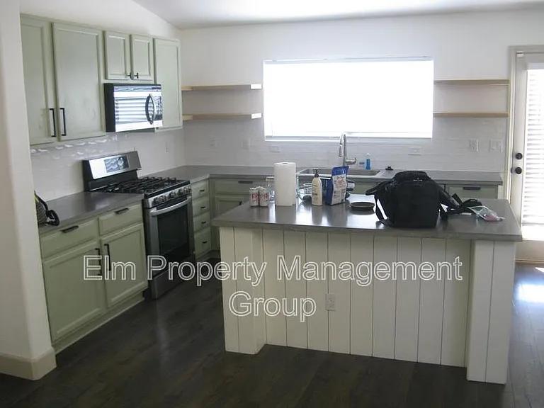 537 W Seneca Ridge Ave — Photo 1