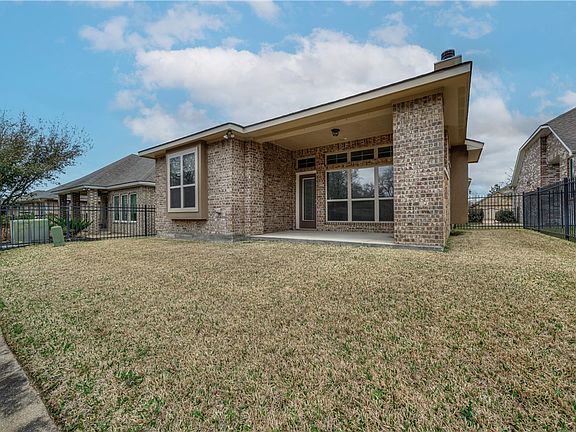 3rd image of 1722 Twin Pond Cir