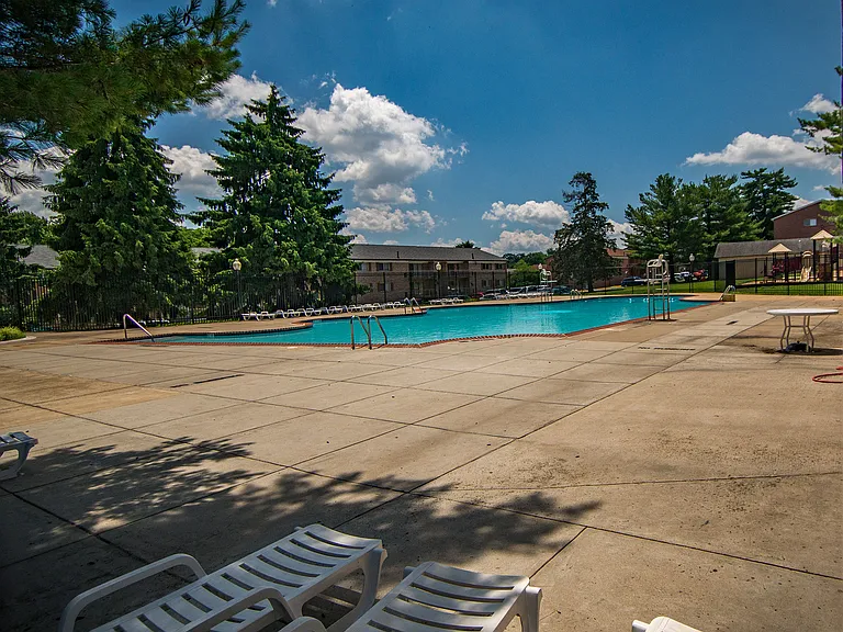 Maplewood Villas Apartments Pool 02