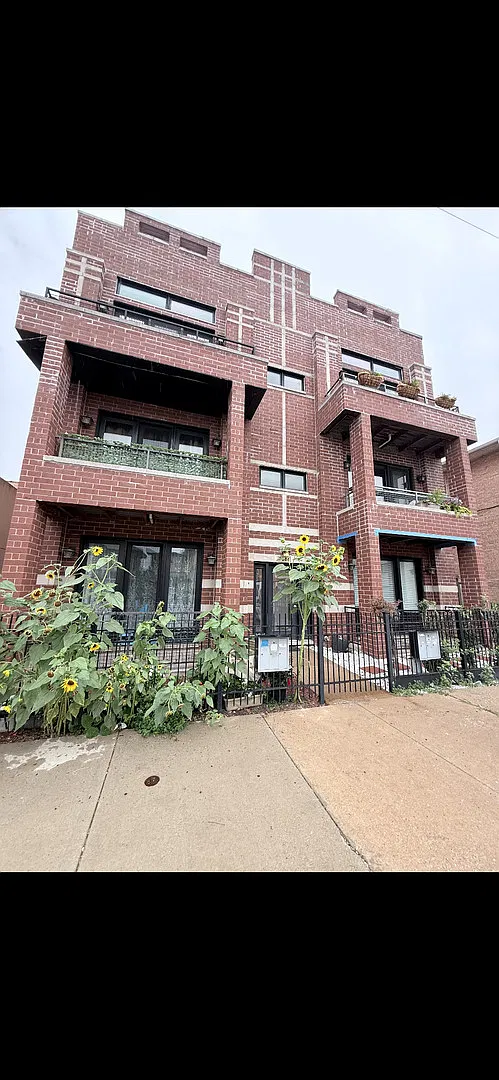 3 bed, 1300 sqft, $2,550 — Photo 1