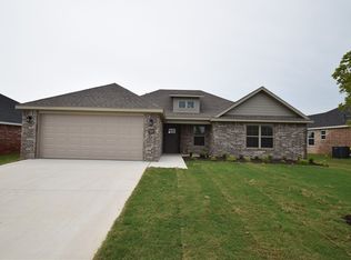 589 Woodplains Ave, Tontitown, AR 72762