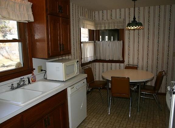 Another good view of the kitchen