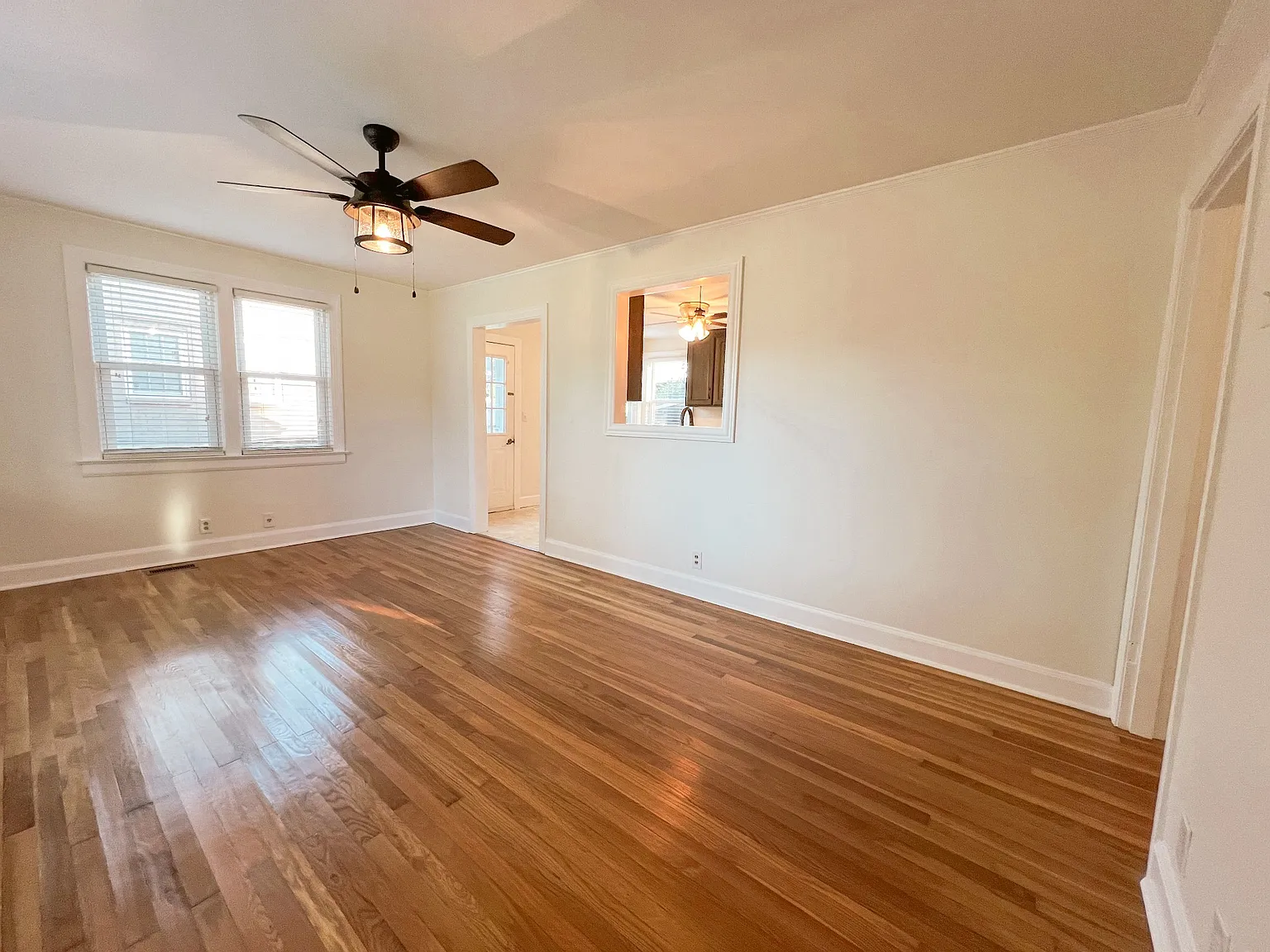 3 bed, 1.0 bath, 1008 sqft, $1,550 — Photo 2