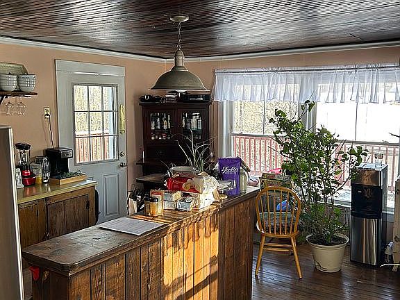 5th image of 422 Beech Hill Rd