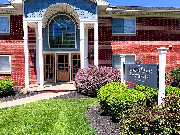 Hallwood Manor Apartments — Photo 9