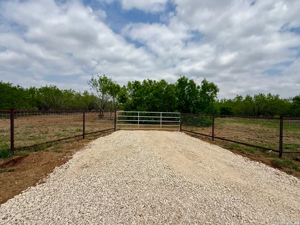 2315 county road 332, Charlotte, TX 78011