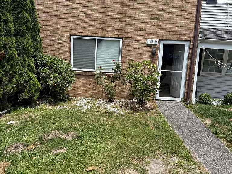 136 Hill Cres — Photo 2