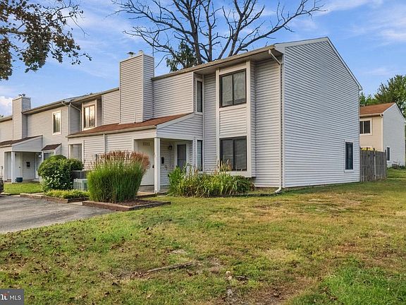 3rd image of 127 Briar Ct